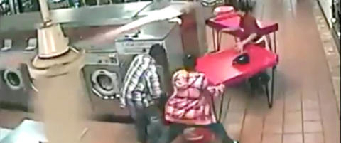 Se panikken som bryter ut n�r vaskemaskinen starter med en unge inni