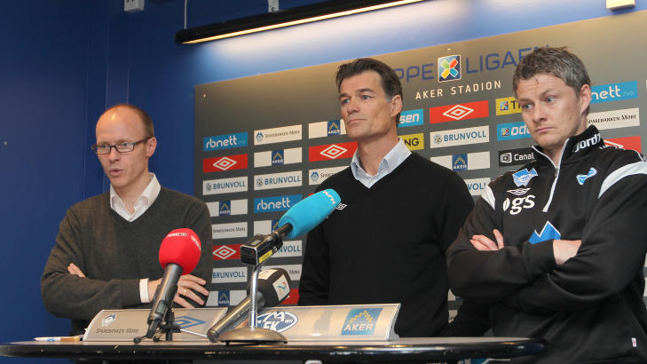 HOLDT KORTENE TETT TIL BRYSTET: Etter pressekonferanse på Aker Stadion i dag nektet Tarje Nordstrand Jacobsen (til venstre) å røpe hva Ole Gunnar Solskjær hadde svart på Røkkes spørsmål. I løpet av dagen har imidlertid noe fått ham til å ombestemme seg, og i løpet av lørdagens fortalte han lokalavisa Romsdals Budstikke hva manageren hadde svart.
Foto: Per Tormod Nilsen / NTB scanpix HOLDT KORTENE TETT TIL BRYSTET: Etter pressekonferanse på Aker Stadion i dag nektet Tarje Nordstrand Jacobsen (til venstre) å røpe hva Ole Gunnar Solskjær hadde svart på Røkkes spørsmål. I løpet av dagen har imidlertid noe fått ham til å ombestemme seg, og i løpet av lørdagens fortalte han lokalavisa Romsdals Budstikke hva manageren hadde svart.
Foto: Per Tormod Nilsen / NTB scanpix