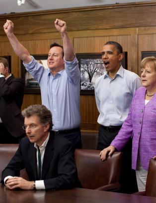 Her jubler Villa-supporteren Cameron for Chelsea-seier