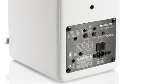 AKTIVE: Helt trådløse er høyttalerne ikke. Hver høyttaler inneholder to 25 watts digitalforsterkere som trenger strøm. Foto: Audio Pro AKTIVE: Helt trådløse er høyttalerne ikke. Hver høyttaler inneholder to 25 watts digitalforsterkere som trenger strøm. Foto: Audio Pro