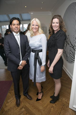 MOTEFIFFEN: Mette-Marit str�ler i norsk design sammen med Eduardo Escobar fra FN (t.v), og klesdesigner Nina Skarra (t.h). Foto: Pontus H��k / NTB scanpix