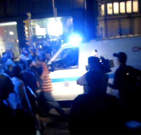 Pl�yer politibilen ned demonstrantene her?