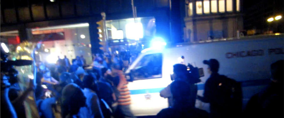 Pl�yer politibilen ned demonstrantene her?
