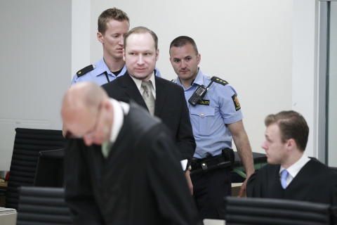 <b>PLASSERT UNNA VITNENE:</b> Anders Behring Breivik er plassert et hakk lenger bak enn han normalt sitter. Dette av hensyn til vitnene som forklarer seg.