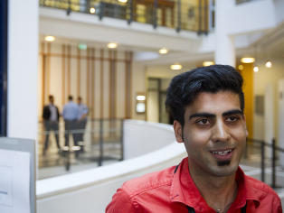 - Han hadde en snill stemme. Da er det lett � bli lurt