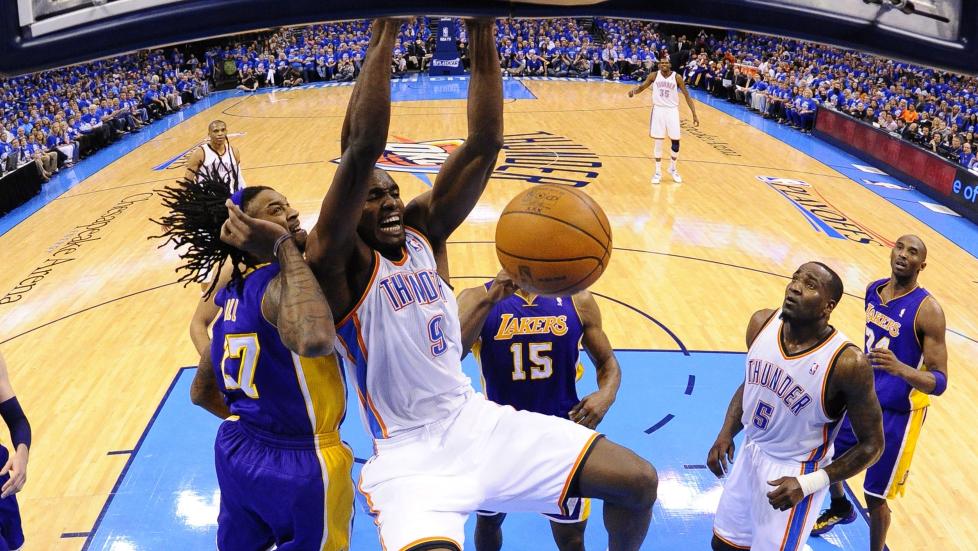 S�NN: Oklahoma City Thunders Serge Ibaka med dunken mot LA Lakers. N� venter San Antonio Thunders i conference-finalen. Foto: SCANPIX/EPA/LARRY W. SMITH