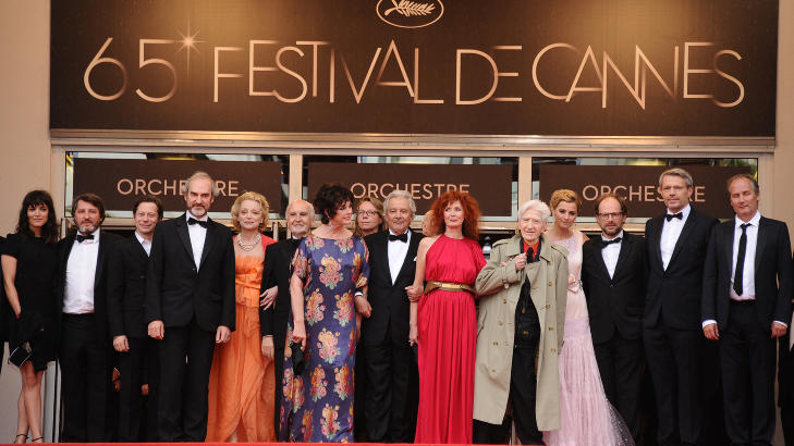 VELKJENT POSITUR: Det er heller bilder som dette vi er vant til � se fra Cannes. Bildet er tatt i forbindelse med premi�ren p� filmen �Vous navez encore rien vu�. Foto: Stella Pictures