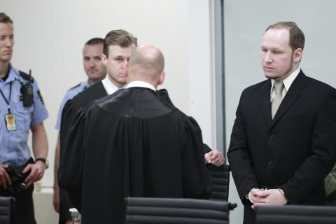 <b>PÅ RAD TO:</b> Anders Behring Breivik sitter, som vanlig når de fornærmede fra Utøya forklarer seg, mellom forsvarerne Odd Ivar Grøn og Tord Jordet, på andre rad istedenfor mellom Geir Lippestad og Vibeke Hein Bæra på første rad.