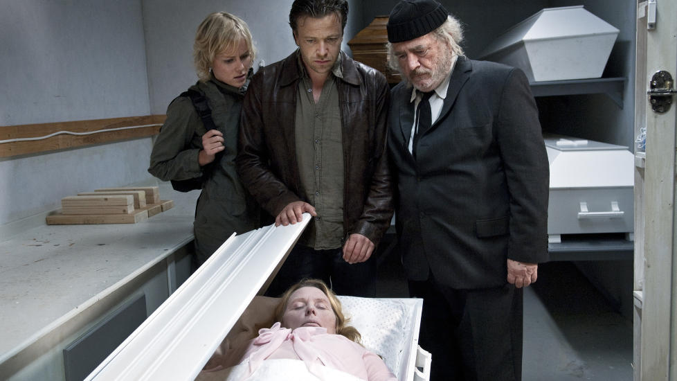 LIKJAKT: Ingrid Bols� Berdal, K�re Conradi og Brian Cox er skuffet over likfunn i �Wide Blue Yonder�.