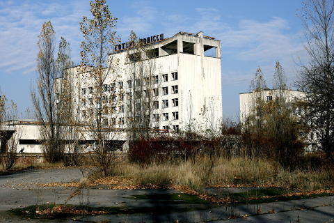 SPØKELSESBY: Den hastig evakuerte byen Pripyat, hvor det bodde 50.000 mennesker, står i dag igjen som et skremmende monument over atomkraftverk-ulykken i 1986. Foto: Henning Lillegård/Dagbladet SPØKELSESBY: Den hastig evakuerte byen Pripyat, hvor det bodde 50.000 mennesker, står i dag igjen som et skremmende monument over atomkraftverk-ulykken i 1986. Foto: Henning Lillegård/Dagbladet
