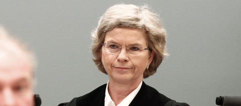 NEKTET SPØRSMÅL: Dommer Wenche Elisabeth Arntzen mente det ikke var relevant for retten at politibetjenten (31), som var en av de to første i Utvika, skulle svare på koordinerende bistandsadvokat Mette Yvonne Larsens spørsmål om hvorfor de ikke tok seg over til Utøya umiddelbart. Foto: Reuters NEKTET SPØRSMÅL: Dommer Wenche Elisabeth Arntzen mente det ikke var relevant for retten at politibetjenten (31), som var en av de to første i Utvika, skulle svare på koordinerende bistandsadvokat Mette Yvonne Larsens spørsmål om hvorfor de ikke tok seg over til Utøya umiddelbart. Foto: Reuters