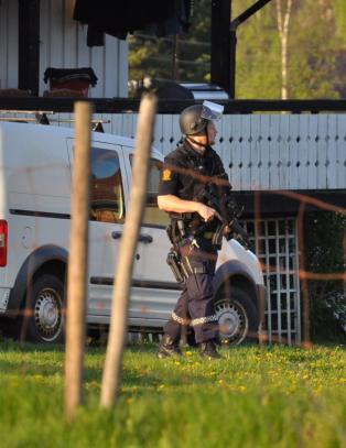 Mann (44) forskanset seg i hus og truet med å tenne på