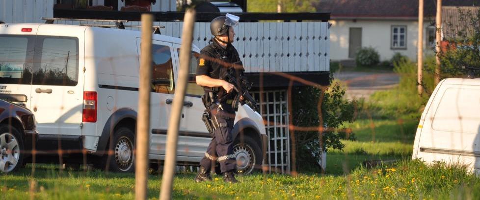 Mann (44) forskanset seg i hus og truet med å tenne på