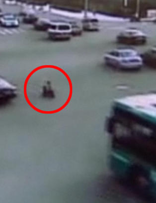 Her vingler treåringen gjennom massiv trafikk på lekescooter