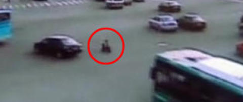 Her vingler tre�ringen gjennom massiv trafikk p� lekescooter