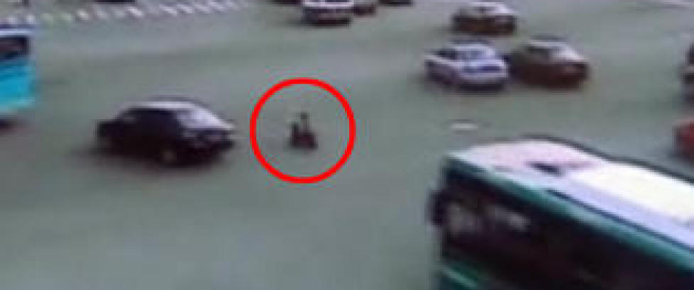 Her vingler tre�ringen gjennom massiv trafikk p� lekescooter