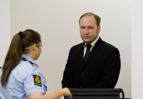 <b>FØLGER MED:</b> Anders Behring Breivik hører på det unge vitnet og ser seg litt omkring i salen. Han noterer også flittig på Post-it-lapper han har med seg