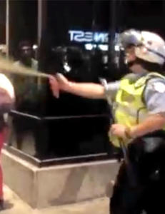 De har marsjert i gatene i 100 dager - Her overfalles de en etter en med pepperspray