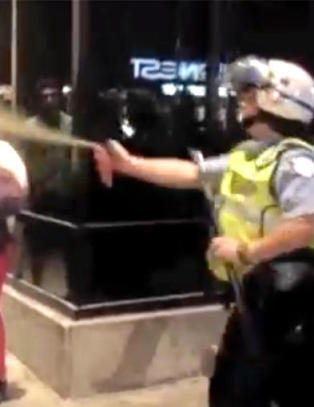 De har marsjert i gatene i 100 dager - Her overfalles de en etter en med pepperspray