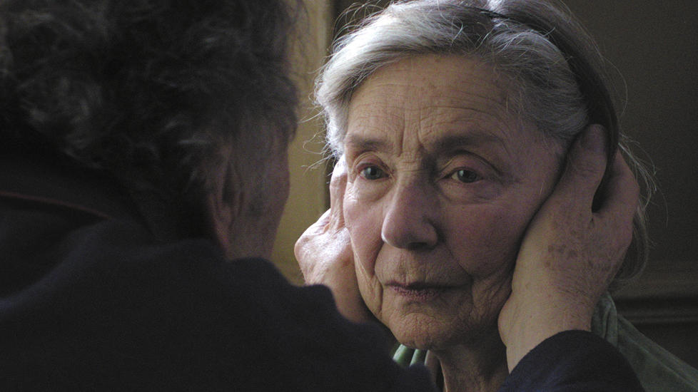 FORSVINNER SAKTE: Anne (Emmanuelle Riva) blir sakte borte fra Georges (Jean-Louis Trintignant) i Michael Hanekes alderdomsskildring �Amour�.