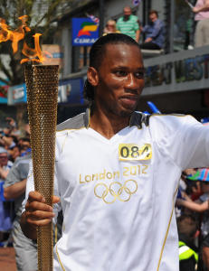 Drogba ble hyllet da han bar den olympiske ilden