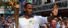 Drogba ble hyllet da han bar den olympiske ilden