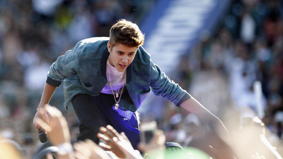 Tr�bbel: Det blir ingen konsert med Justin Bieber p� Operataket neste uke. Her opptrer han i Carson, California tidligere denne m�neden. Foto: Reuters/Mario Anzuoni