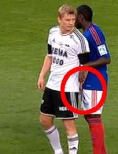 Se Steffen Iversens frekke ballegrep på VIF-spiller