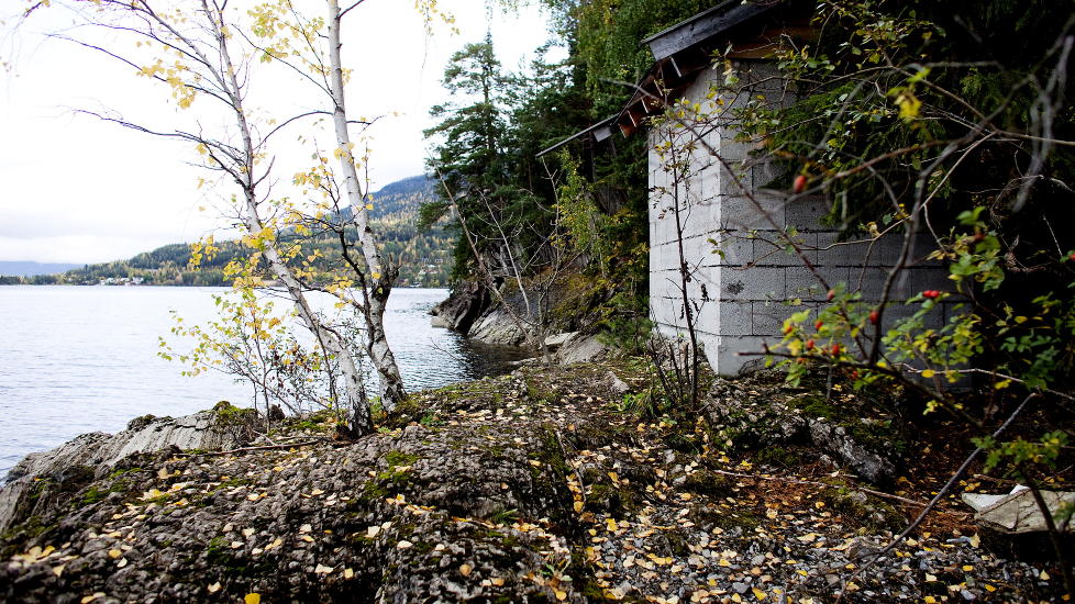 <b>PUMPEHUSET:</b> Hit løp 21-åringen. Her var det en stor gruppe ungdommer samlet.