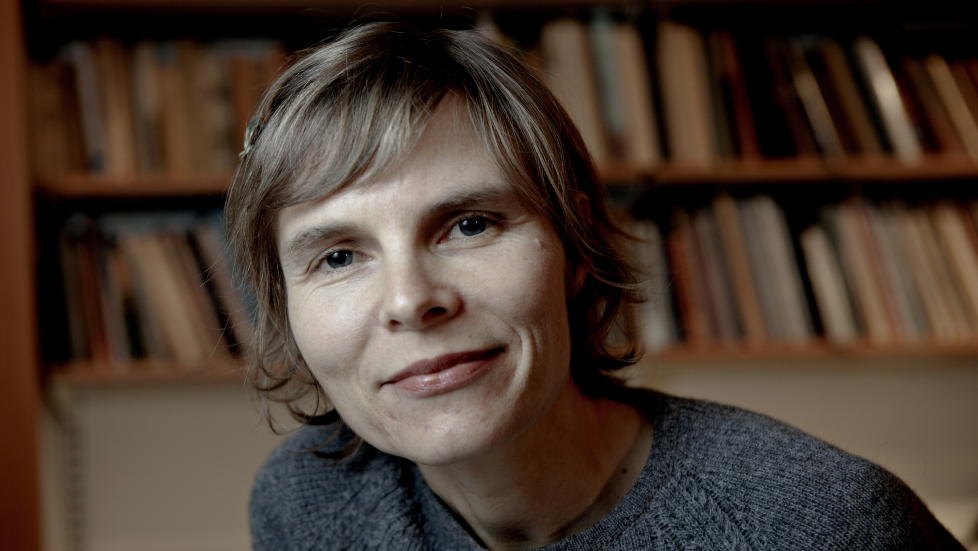 SALME FRA KJ�KKENET: Kristin Friis debuterer med en vemodig og langsom roman om gamle Marta som sitter p� g�rdkj�kkenet og venter p� at mannen skal komme inn fra fj�set. Foto: Lars Eivind Bones