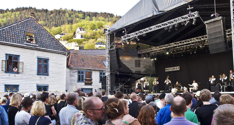 KAIEN:  Inneklemt i V�gsbunnen mellom gamle, stadig bebodde hus ligger Nattjazz' ad hoc-utescene Kaien. Noen hadde orkesterplass i vinduet da Goran Bregovics fyrige Bryllups- og Begravelsesorkester konserterte i tropevarmen onsdag kveld. FOTO: TERJE MOSNES