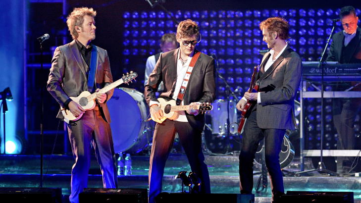 LANG KARRIERE: a-ha ble stiftet i 1982, og har solgt 36 millioner album. Her spiller Magne Furuholmen, Morten Harket og Paul Waaktaar-Savoy sammen for siste gang, under avskjedskonserten i Oslo Spektrum april 2010.
Foto: Lars Eivind Bones / Dagbladet LANG KARRIERE: a-ha ble stiftet i 1982, og har solgt 36 millioner album. Her spiller Magne Furuholmen, Morten Harket og Paul Waaktaar-Savoy sammen for siste gang, under avskjedskonserten i Oslo Spektrum april 2010.
Foto: Lars Eivind Bones / Dagbladet