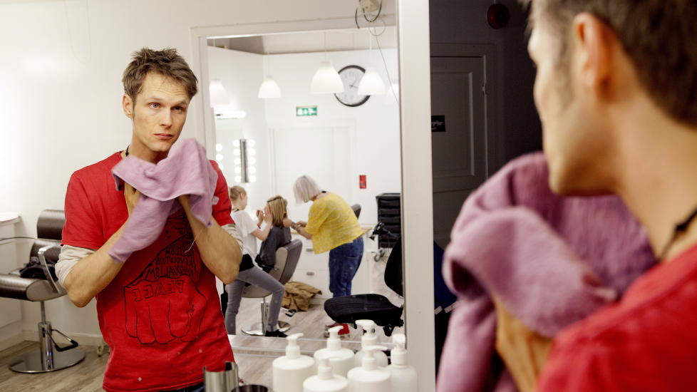 EVIG DRITTSEKK: Helt siden startet har Kim Kolstad spilt en notorisk utro og slesk drittsekk i Hotel C�sar. Han blir bekymret hvis Jens August blir for normal og grei.  Foto: Elisabeth Sperre Alnes