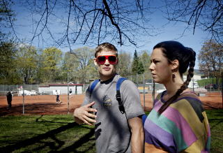 PAR I HJERTER: Stine Hegre (26) la merke til at Sebastian Brosche (27) var veldig aktiv - og avslappet. Hun inviterte på yogaworkshop. Foto: Anita Arntzen PAR I HJERTER: Stine Hegre (26) la merke til at Sebastian Brosche (27) var veldig aktiv - og avslappet. Hun inviterte på yogaworkshop. Foto: Anita Arntzen