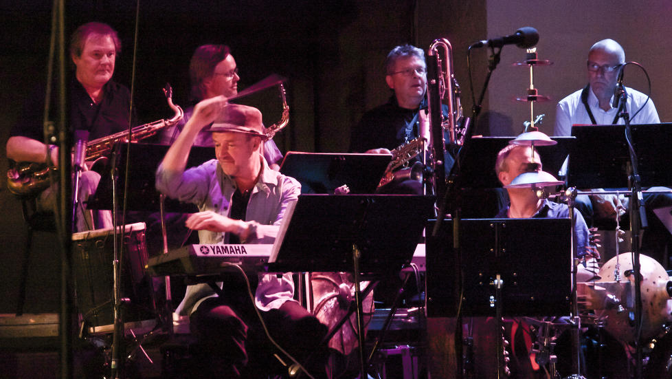 HISTORIEFORTELLING: Jon Balke (med hatt) og Bergen Big Band-musikere i aksjon i Korskirken i g�r kveld. FOTO: TERJE MOSNES