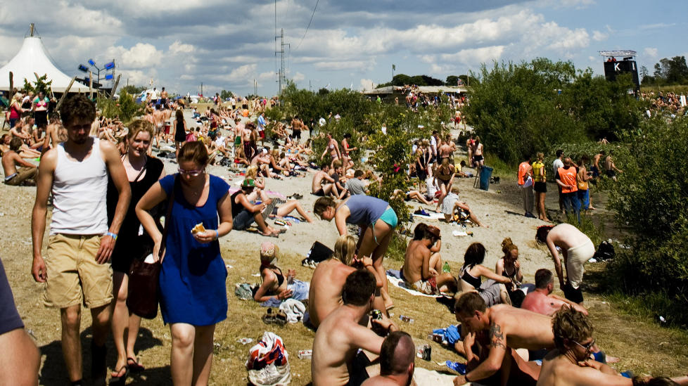 SJEKKING: Roskilde-festivalen i Danmark har i mange �r v�rt �norges st�rste festival�, siden s� mange nordmenn reiser dit. Festivalen tilbyr s�ledes en unik mulighet for danskene til � skaffe seg en partner fra det folkeslaget de finner mest tiltrekkende - nordmenn. Foto: Sara Johannessen/NTBscanpix