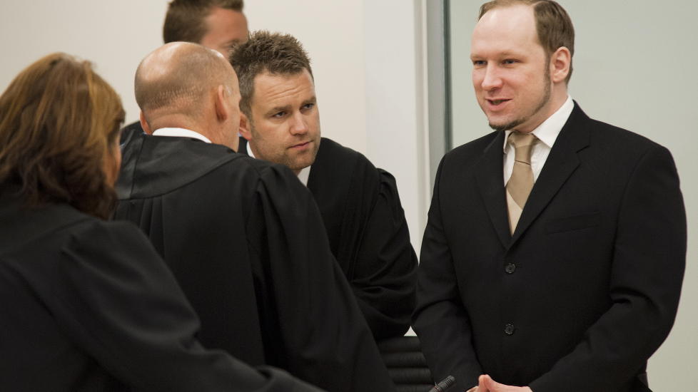 <b>BREIVIK I RETTEN:</b> Anders Behring Breivik ankom i dag retten tilsynelatende i godt humør. Her med forsvarerne Vibeke Hein Bæra, Geir Lippestad og Odd Ivar Grøn.