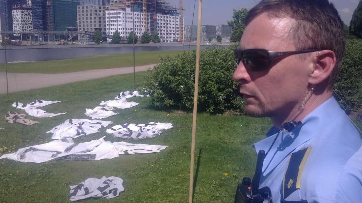 TATT NED: Politiets innsatsleder Knut Lutro konstaterer at hakekorsbannerne er tatt ned inntil videre. - De hadde tillatelse til å filme, den uheldige timingen ble ordnet opp i raskt og udramatisk, sier innsatslederen. MMS-FOTO: ØYSTEIN ANDERSEN/DAGBLADET. TATT NED: Politiets innsatsleder Knut Lutro konstaterer at hakekorsbannerne er tatt ned inntil videre. - De hadde tillatelse til å filme, den uheldige timingen ble ordnet opp i raskt og udramatisk, sier innsatslederen. MMS-FOTO: ØYSTEIN ANDERSEN/DAGBLADET.
