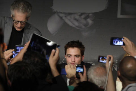 POPULÆR: Selv i filmstjernevante Cannes skaper Robert Pattinson oppstyr. Her sammen med regissør David Cronenberg på pressekonferansen i dag. Foto: Scanpix/AP Photo/Virginia Mayo POPULÆR: Selv i filmstjernevante Cannes skaper Robert Pattinson oppstyr. Her sammen med regissør David Cronenberg på pressekonferansen i dag. Foto: Scanpix/AP Photo/Virginia Mayo