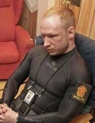 Under det første avhøret ville ikke Breivik la seg fotografere - før han hadde kledd av seg til trusa.
