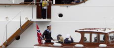 Prins Sverre Magnus i stram giv akt for pappa