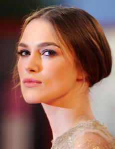 Keira Knightley er forlovet