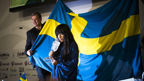 HYLLEST: Loreen mottok jublende hyllest da hun ankom pressekonferansen i Crystal Hall etter seieren i natt. 
Foto: H�kon Eikesdal