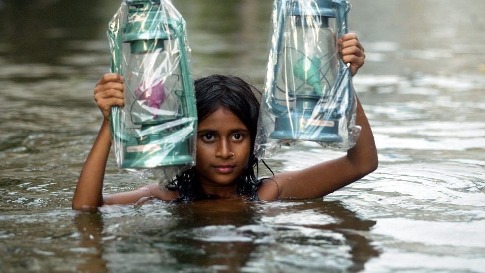 UTSATT: Drukning tar flere barneliv i Asia enn alle de tradisjonelle barnesykdommene til sammen. Foto: REUTERS/Jayanta Shaw/SCANPIX
