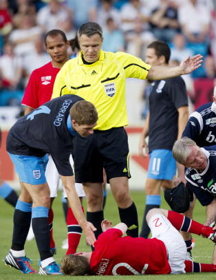 Høgli mener det er greit at Gerrard slapp kort