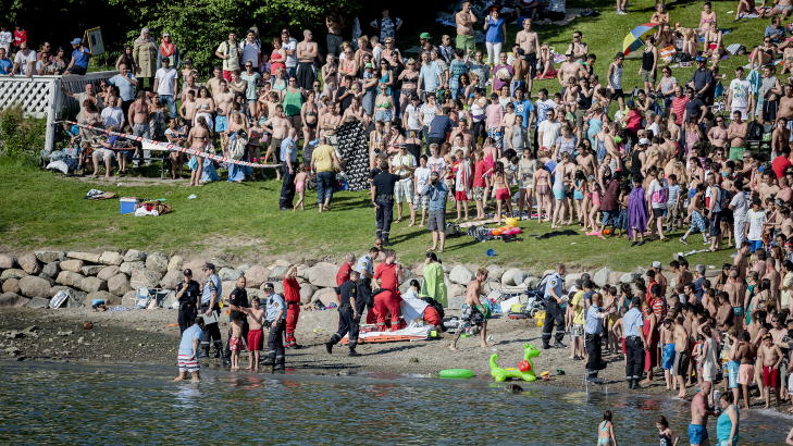 TETTPAKKET: Det var svært mye folk på badestranda da ulyken skjedde.
Foto: Krister Sørbø / NTB scanpix TETTPAKKET: Det var svært mye folk på badestranda da ulyken skjedde.
Foto: Krister Sørbø / NTB scanpix