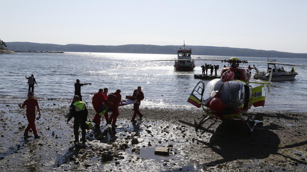 DRAMATISK: Store redningsmannskaper rykket ut til Hvervenbukta i ettermiddag. Gutten ble fraktet til sykehus i helikopter.
Foto: Cornelius Poppe / NTB Scanpix