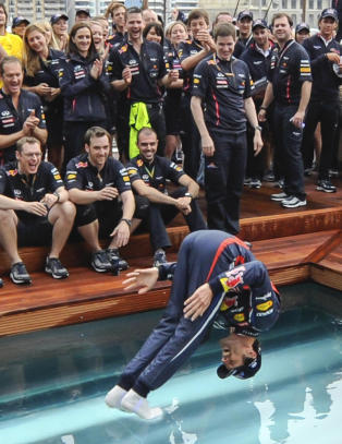 Webber hoppet i vannet etter Monaco-triumf