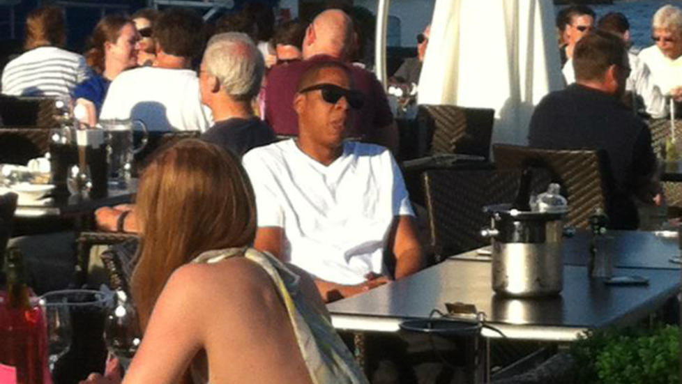 VIGGO VENNEL�S: Her sitter Jay-Z p� uteserveringa p� Aker brygge - uten entourage eller livvakter. Foto: Marion Blazeski/730.no