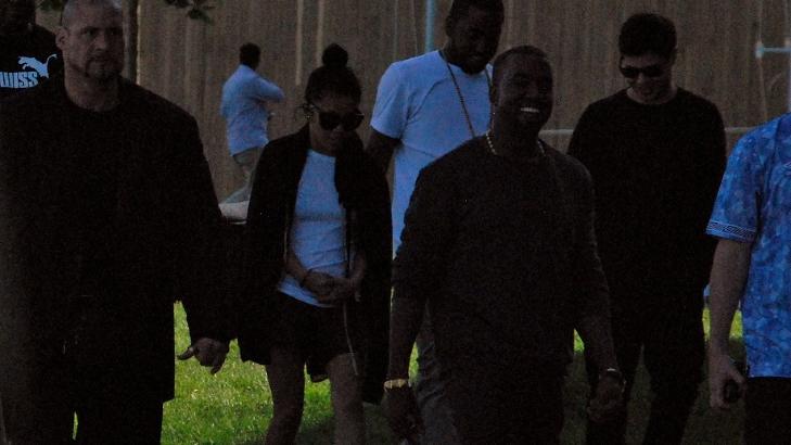 WEST P� VESTKANTEN: Kanye West tok seg en tur p� Tjuvholmen i Oslo. Foto: Miguel Mart�nez Sariego